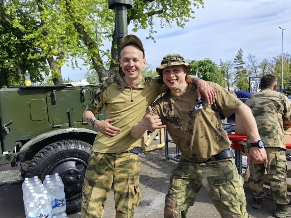 На аллее возле памятника проводилась выставка детских рисунков, работала полевая кухня На аллее возле памятника проводилась выставка детских рисунков, работала полевая кухня