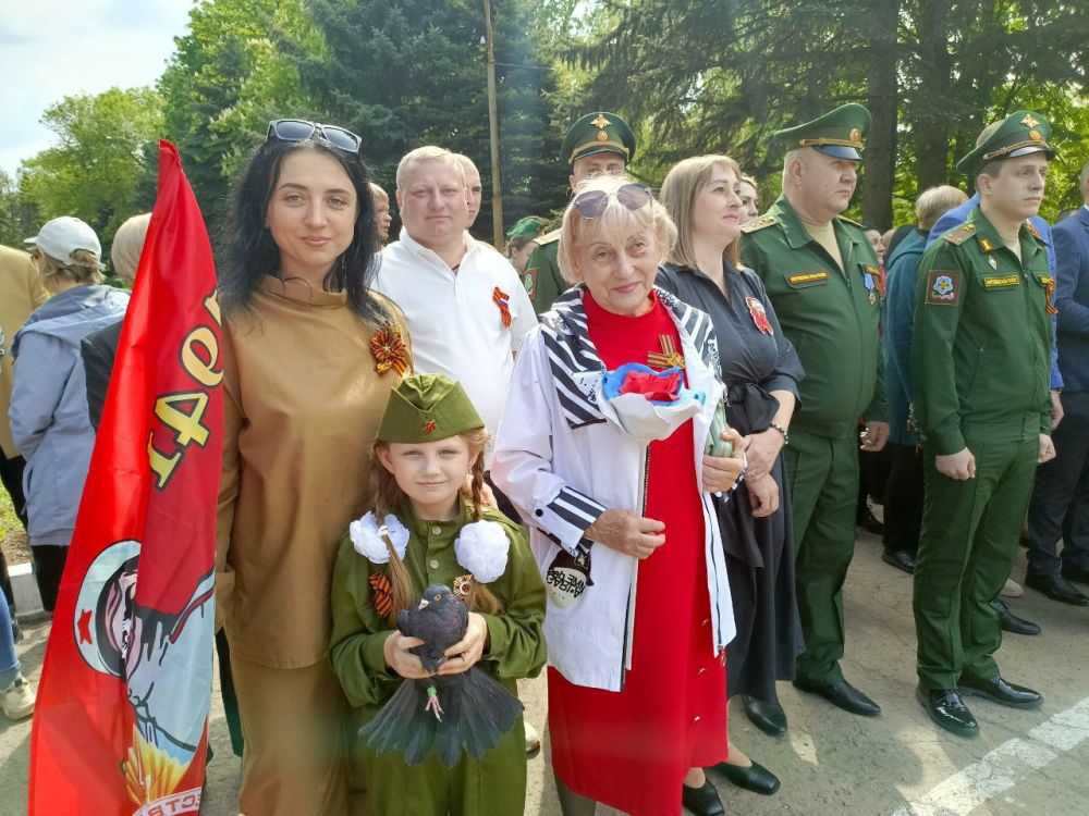 В День Победы активистки Женского движения партии "Единая Россия", участницы женского клуба "Подруги", отдали дань памяти героям Великой Отечественной войны В День Победы активистки Женского движения партии "Единая Россия", участницы женского клуба "Подруги", отдали дань памяти героям Великой Отечественной войны
