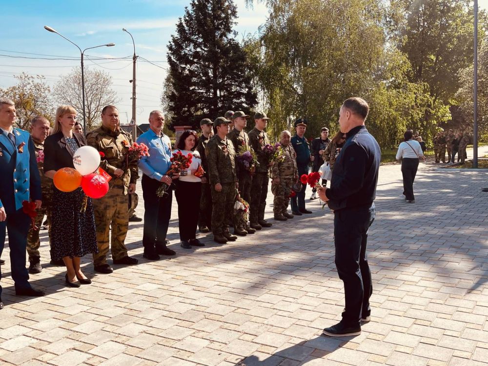 Сегодня, в день 80-летия Великой Победы, площадь Славы в Ясиноватой объединила тех, чья ежедневная работа — защищать, восстанавливать и созидать Сегодня, в день 80-летия Великой Победы, площадь Славы в Ясиноватой объединила тех, чья ежедневная работа — защищать, восстанавливать и созидать