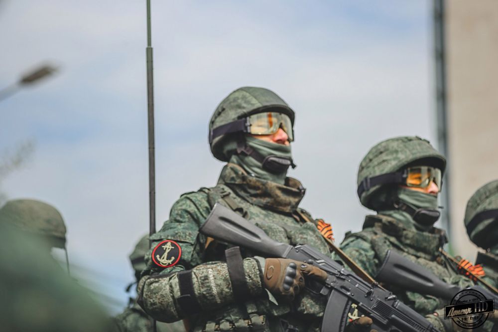 На площадь выезжают боевые машины БМП — 2 и БТР — 70 Отдельного разведывательного батальона "СПАРТА" На площадь выезжают боевые машины БМП — 2 и БТР — 70 Отдельного разведывательного батальона "СПАРТА"