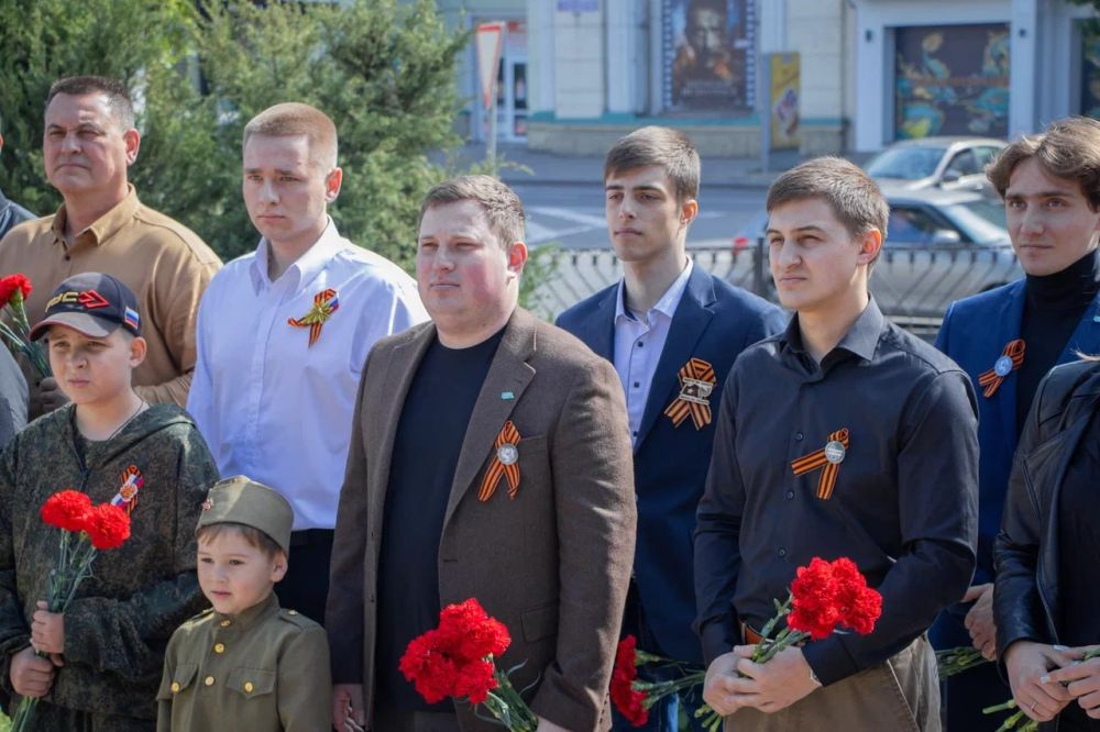 Алексей Дорофеев: Сегодня, 9 мая, в Донецке у памятника Францу Андреевичу Гринкевичу прошла церемония возложения цветов Алексей Дорофеев: Сегодня, 9 мая, в Донецке у памятника Францу Андреевичу Гринкевичу прошла церемония возложения цветов
