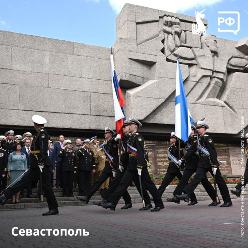 Парады, «Бессмертный полк», возложение цветов к Вечному огню — по всей стране празднуют День Победы Парады, «Бессмертный полк», возложение цветов к Вечному огню — по всей стране празднуют День Победы