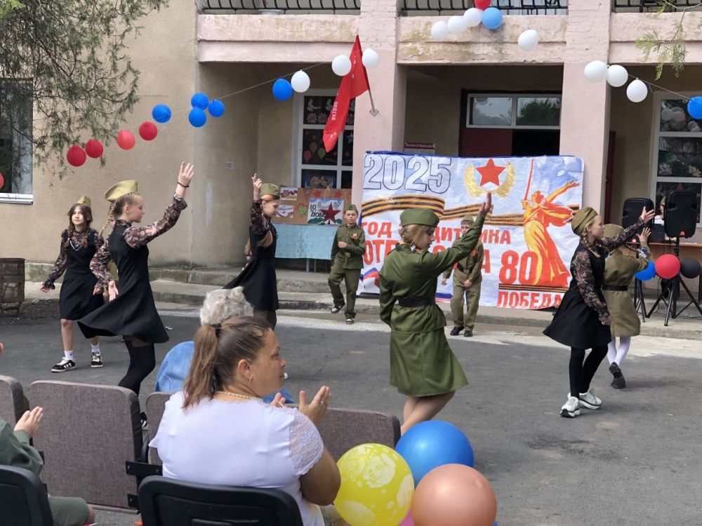 "Я помню, я горжусь"- под таким названием состоялся праздничный концерт в Павлопольском СДК к 80-летию Великой Победы, подготовленный специалистами, участниками клубных формирований и учащимися местной школы "Я помню, я горжусь"- под таким названием состоялся праздничный концерт в Павлопольском СДК к 80-летию Великой Победы, подготовленный специалистами, участниками клубных формирований и учащимися местной школы