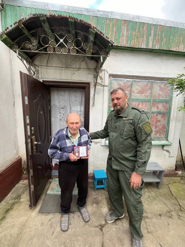 Сотрудники следственного управления СК России по Донецкой Народной Республике поздравили 35 ветеранов Великой Отечественной войны и тружеников тыла с Днем победы Сотрудники следственного управления СК России по Донецкой Народной Республике поздравили 35 ветеранов Великой Отечественной войны и тружеников тыла с Днем победы