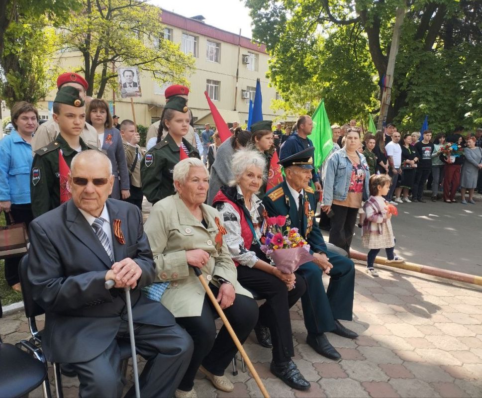 В Ждановке состоялся торжественный митинг, посвященный 80-летию со Дня Победы в Великой Отечественной войне В Ждановке состоялся торжественный митинг, посвященный 80-летию со Дня Победы в Великой Отечественной войне