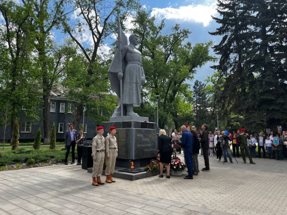 Виктория Жукова: Сегодня, 9 мая, в день 80-летней годовщины Победы, в Харцызске прошло возложение цветов на «Аллее Памяти» к памятнику «Неизвестному солдату» Виктория Жукова: Сегодня, 9 мая, в день 80-летней годовщины Победы, в Харцызске прошло возложение цветов на «Аллее Памяти» к памятнику «Неизвестному солдату»