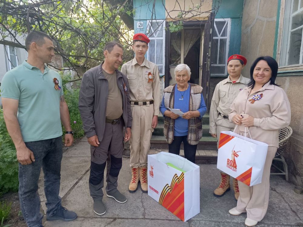 Спасибо за мир. В рамках празднования 80-летия Победы председатель Совета женщин, координатор Женского движения «Единой России» Волновахского МО Елена Снисаренко поздравила наших дорогих ветеранов Великой Отечественной войны Спасибо за мир. В рамках празднования 80-летия Победы председатель Совета женщин, координатор Женского движения «Единой России» Волновахского МО Елена Снисаренко поздравила наших дорогих ветеранов Великой Отечественной войны