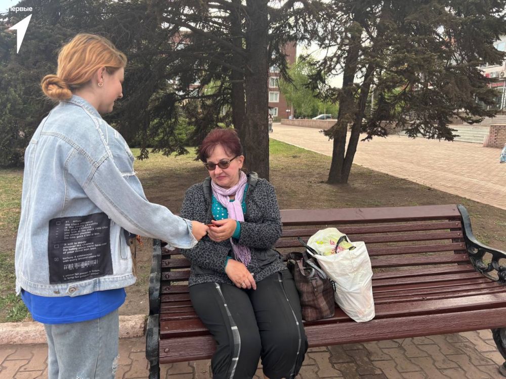 С Днем Победы. В этот светлый и памятный день Первые вышли на улицы города, чтобы разделить с жителями символ нашей общей памяти – георгиевскую ленту С Днем Победы. В этот светлый и памятный день Первые вышли на улицы города, чтобы разделить с жителями символ нашей общей памяти – георгиевскую ленту