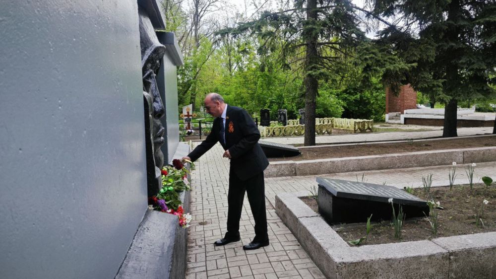 Александр Подгорный: В Кировском внутригородском районе состоялось возложение цветов, посвященное 80–летию Великой Победы Александр Подгорный: В Кировском внутригородском районе состоялось возложение цветов, посвященное 80–летию Великой Победы