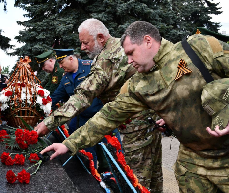 Сергей Желновач: Сегодня, в день 80-летия Великой Победы над фашизмом в городе Дебальцево прошла памятная церемония Сергей Желновач: Сегодня, в день 80-летия Великой Победы над фашизмом в городе Дебальцево прошла памятная церемония