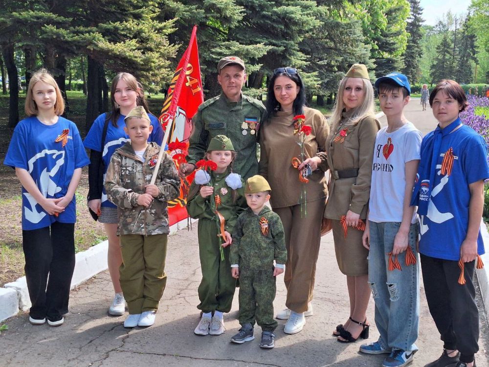 Александр Шатов: 9 мая в Шахтерске прошла патриотическая акция «Георгиевская ленточка» Александр Шатов: 9 мая в Шахтерске прошла патриотическая акция «Георгиевская ленточка»