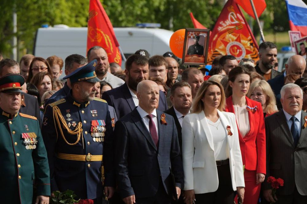 День Победы в Мариуполе в объективе корреспондента «Комсомолки» День Победы в Мариуполе в объективе корреспондента «Комсомолки»