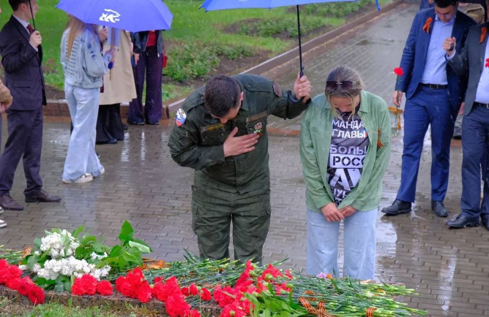 Активисты ОД ДР и партийцы Единой России возложили цветы к мемориалу «Жертвам фашизма» Активисты ОД ДР и партийцы Единой России возложили цветы к мемориалу «Жертвам фашизма»