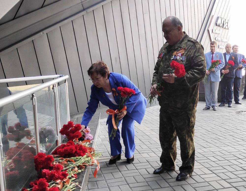 9. Вспомним всех поименно, горем вспомним своим… Это нужно — не мертвым! Это надо — живым! Депутаты Донецкого городского совета единым строем затаили дыхание у монумента "Твоим освободителям, Донбасс", к Вечному огню... 9. Вспомним всех поименно, горем вспомним своим… Это нужно — не мертвым! Это надо — живым! Депутаты Донецкого городского совета единым строем затаили дыхание у монумента "Твоим освободителям, Донбасс", к Вечному огню...
