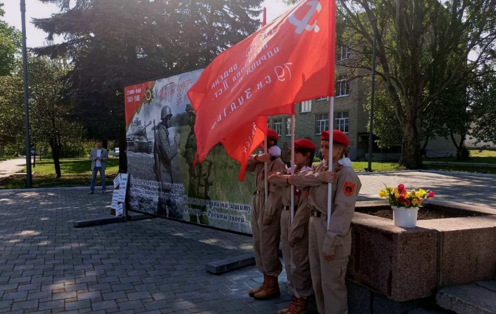 Сегодня, в день 80-летия Великой Победы, площадь Славы в Ясиноватой объединила тех, чья ежедневная работа — защищать, восстанавливать и созидать Сегодня, в день 80-летия Великой Победы, площадь Славы в Ясиноватой объединила тех, чья ежедневная работа — защищать, восстанавливать и созидать