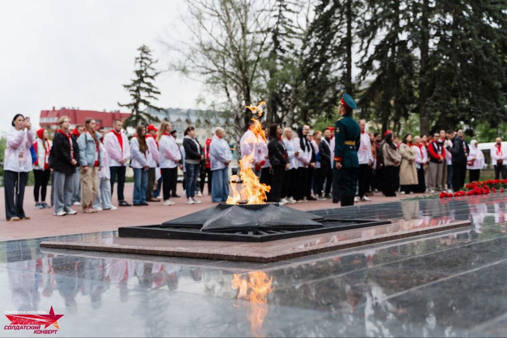 В честь празднования 80-летия Великой Победы, председатель Совета женщин Куйбышевского района г. Донецка Такташва Н. Л. вместе с участниками музыкального клуба "Аэлита" Дворца культуры им. Т.Г. Шевченко г. Донецка Юлией... В честь празднования 80-летия Великой Победы, председатель Совета женщин Куйбышевского района г. Донецка Такташва Н. Л. вместе с участниками музыкального клуба "Аэлита" Дворца культуры им. Т.Г. Шевченко г. Донецка Юлией...