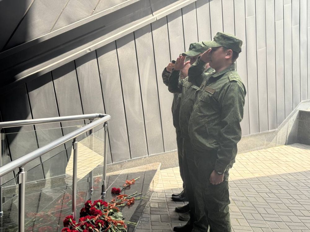 В День Победы сотрудники следственного управления СК России по Донецкой Народной Республике почтили память Героев Великой Отечественной войны В День Победы сотрудники следственного управления СК России по Донецкой Народной Республике почтили память Героев Великой Отечественной войны