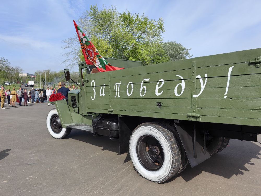 На аллее возле памятника проводилась выставка детских рисунков, работала полевая кухня На аллее возле памятника проводилась выставка детских рисунков, работала полевая кухня