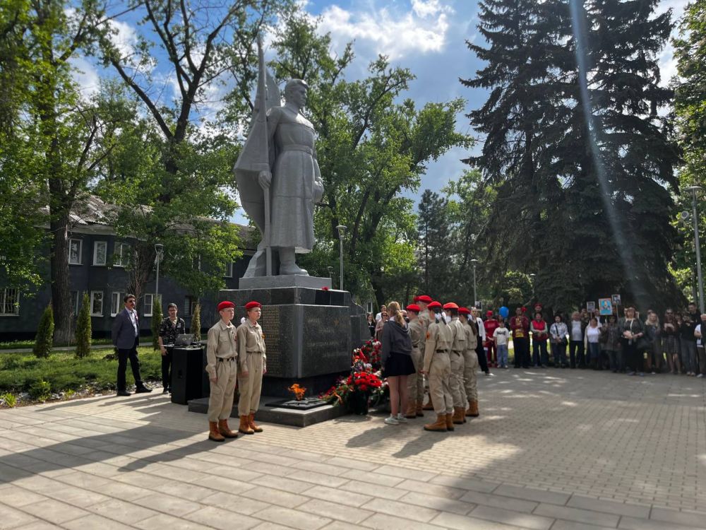 Виктория Жукова: Сегодня, 9 мая, в день 80-летней годовщины Победы, в Харцызске прошло возложение цветов на «Аллее Памяти» к памятнику «Неизвестному солдату» Виктория Жукова: Сегодня, 9 мая, в день 80-летней годовщины Победы, в Харцызске прошло возложение цветов на «Аллее Памяти» к памятнику «Неизвестному солдату»