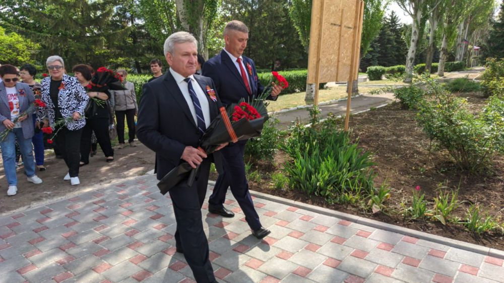 Николай Михайлов: Сегодня, в день Великой Победы, принял участие в торжественной церемонии возложения цветов к мемориалу павших воинов Николай Михайлов: Сегодня, в день Великой Победы, принял участие в торжественной церемонии возложения цветов к мемориалу павших воинов