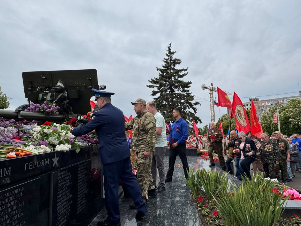 Сегодня в Орджоникидзевском районе у памятника Воинам-Освободителям 221-й Мариупольской и 130-й Таганрогской Дивизий состоялось торжественное мероприятие, посвящённое 80-летию Великой Победы! Сегодня в Орджоникидзевском районе у памятника Воинам-Освободителям 221-й Мариупольской и 130-й Таганрогской Дивизий состоялось торжественное мероприятие, посвящённое 80-летию Великой Победы!