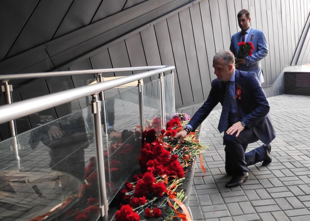 9. Вспомним всех поименно, горем вспомним своим… Это нужно — не мертвым! Это надо — живым! Депутаты Донецкого городского совета единым строем затаили дыхание у монумента "Твоим освободителям, Донбасс", к Вечному огню... 9. Вспомним всех поименно, горем вспомним своим… Это нужно — не мертвым! Это надо — живым! Депутаты Донецкого городского совета единым строем затаили дыхание у монумента "Твоим освободителям, Донбасс", к Вечному огню...