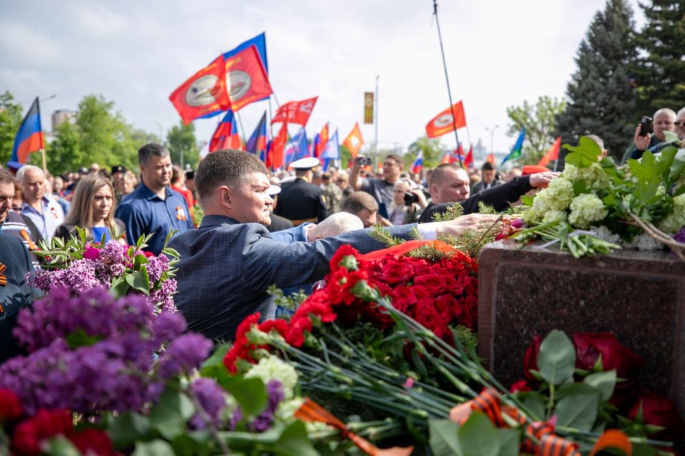 Мариуполь отмечает 80-летие Победы Мариуполь отмечает 80-летие Победы