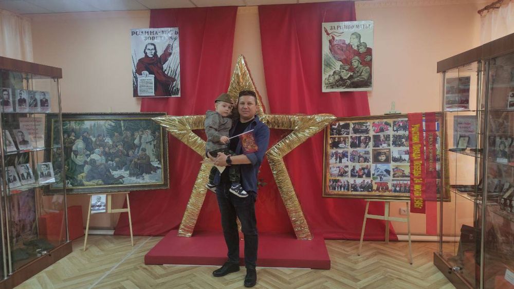 Экскурсии в музее 9 Мая!. Жители и гости Ясиноватой с самого утра, после возложения цветов на площади Славы, шли потоком в музей на экскурсии Экскурсии в музее 9 Мая!. Жители и гости Ясиноватой с самого утра, после возложения цветов на площади Славы, шли потоком в музей на экскурсии
