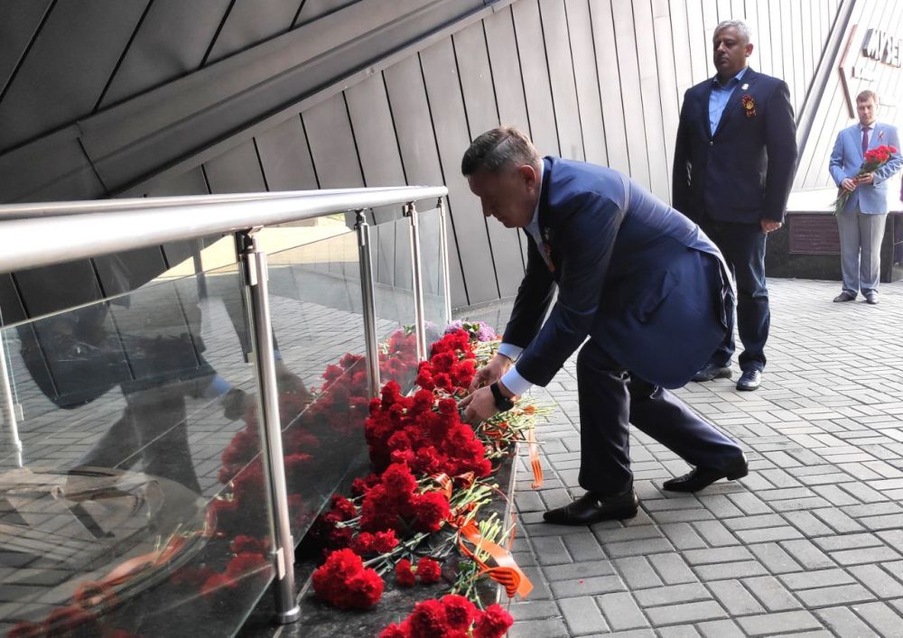 9. Вспомним всех поименно, горем вспомним своим… Это нужно — не мертвым! Это надо — живым! Депутаты Донецкого городского совета единым строем затаили дыхание у монумента "Твоим освободителям, Донбасс", к Вечному огню... 9. Вспомним всех поименно, горем вспомним своим… Это нужно — не мертвым! Это надо — живым! Депутаты Донецкого городского совета единым строем затаили дыхание у монумента "Твоим освободителям, Донбасс", к Вечному огню...