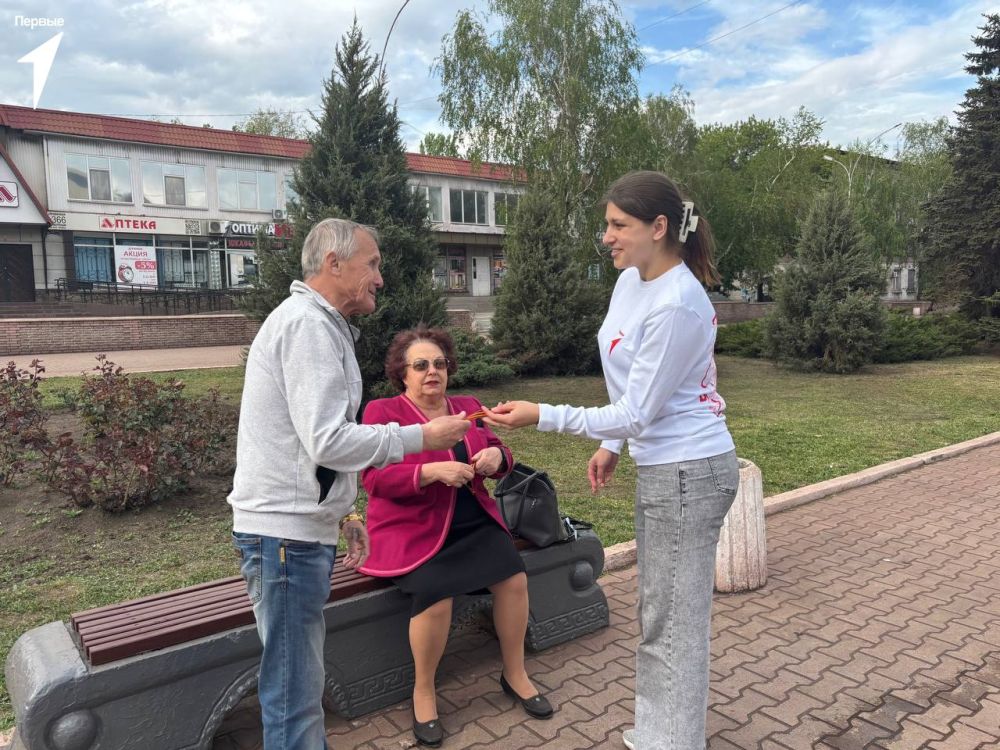 С Днем Победы. В этот светлый и памятный день Первые вышли на улицы города, чтобы разделить с жителями символ нашей общей памяти – георгиевскую ленту С Днем Победы. В этот светлый и памятный день Первые вышли на улицы города, чтобы разделить с жителями символ нашей общей памяти – георгиевскую ленту