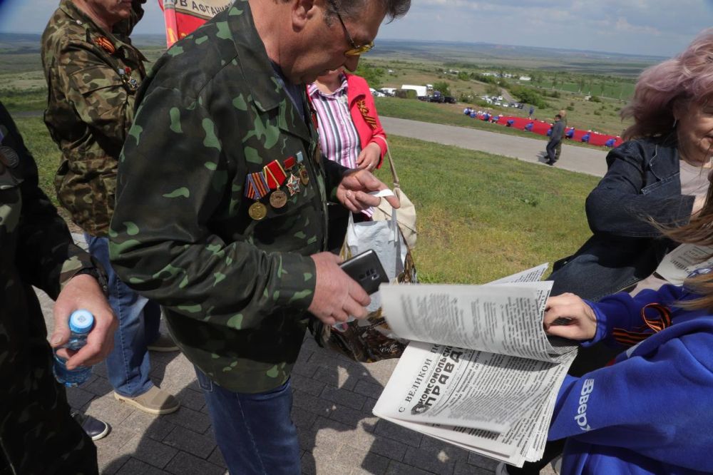 На легендарном мемориальном комплексе «Саур-Могила» во время митинга ко Дню Победы волонтеры раздавали репринты газеты «Комсомольская правда» от 9 мая 1945 года На легендарном мемориальном комплексе «Саур-Могила» во время митинга ко Дню Победы волонтеры раздавали репринты газеты «Комсомольская правда» от 9 мая 1945 года