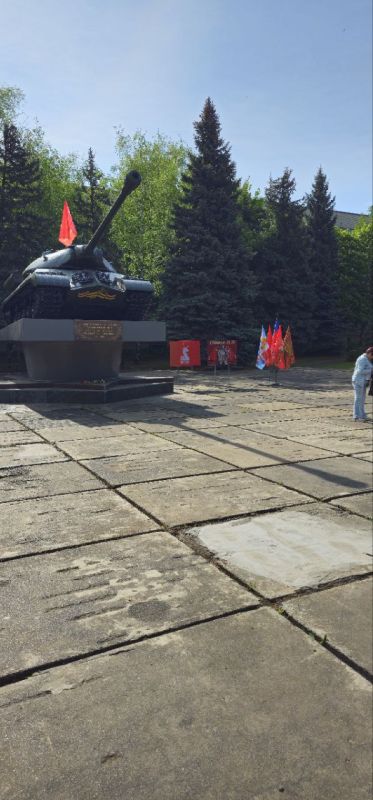 Индивидуальные предприниматели города Светлодарск по собственной инициативе приобрели и украсили город к празднику Индивидуальные предприниматели города Светлодарск по собственной инициативе приобрели и украсили город к празднику