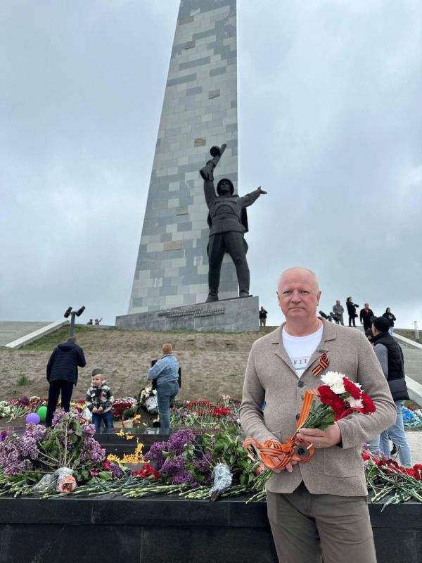 Роман Конев: В честь 80-летия Великой Победы депутаты Горловского городского совета возложили цветы к мемориалам, посвящённым событиям Великой Отечественной войны Роман Конев: В честь 80-летия Великой Победы депутаты Горловского городского совета возложили цветы к мемориалам, посвящённым событиям Великой Отечественной войны