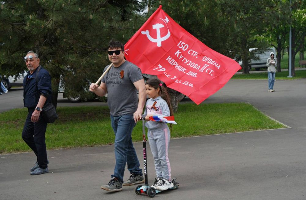 День Победы в Мариуполе в объективе корреспондента «Комсомолки» День Победы в Мариуполе в объективе корреспондента «Комсомолки»