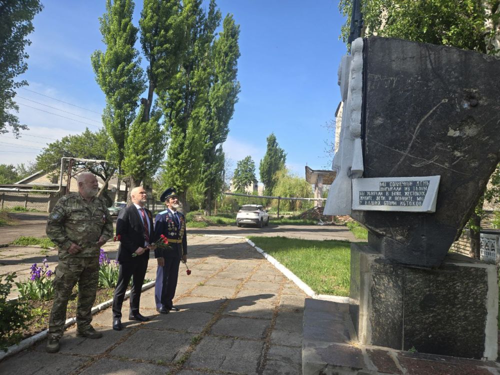 Сергей Желновач: В городе Дебальцево в День Победы состоялось возложение цветов к памятным местам ВОВ и братским могилам советских воинов Сергей Желновач: В городе Дебальцево в День Победы состоялось возложение цветов к памятным местам ВОВ и братским могилам советских воинов