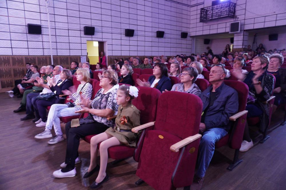 Сергей Юзвинкевич: В Володарском доме культуры прошел концерт, посвященный Дню Победы Сергей Юзвинкевич: В Володарском доме культуры прошел концерт, посвященный Дню Победы