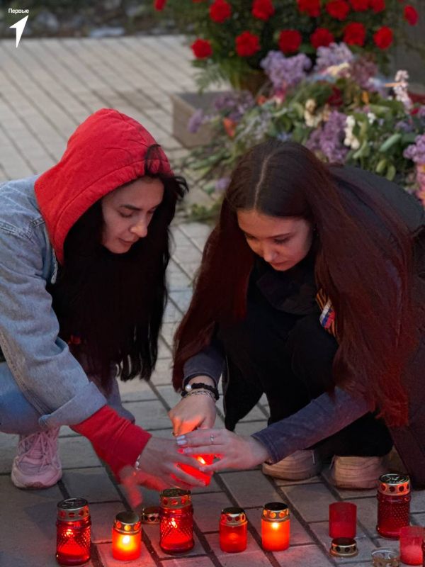 Под пламенем свечей храним память Под пламенем свечей храним память