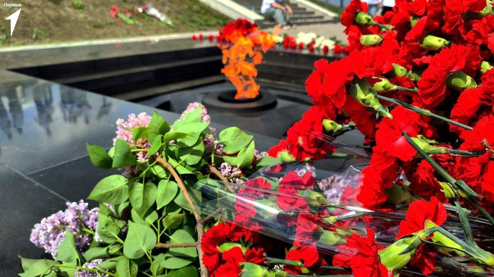 Первые помнят и гордятся. В день 80-летия Великой Победы Первые посетили мемориальный комплекс «Саур-Могила», чтобы отдать дань уважения героям, павшим в борьбе за свободу и независимость нашей Родины, приняв участие в... Первые помнят и гордятся. В день 80-летия Великой Победы Первые посетили мемориальный комплекс «Саур-Могила», чтобы отдать дань уважения героям, павшим в борьбе за свободу и независимость нашей Родины, приняв участие в...
