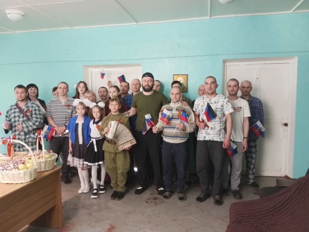 В рамках партийного проекта « Историческая память» участники художественной самодеятельности МБУ "Центра культуры и досуга города Дебальцево" и активисты местного отделения партии Единая Россия посетили госпиталь... В рамках партийного проекта « Историческая память» участники художественной самодеятельности МБУ "Центра культуры и досуга города Дебальцево" и активисты местного отделения партии Единая Россия посетили госпиталь...