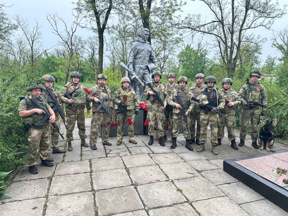 Сотрудники временных отделов полиции «Красноармейский», «Кураховский» и «Великоновоселковский» отдали дань памяти героям Великой Отечественной войны Сотрудники временных отделов полиции «Красноармейский», «Кураховский» и «Великоновоселковский» отдали дань памяти героям Великой Отечественной войны