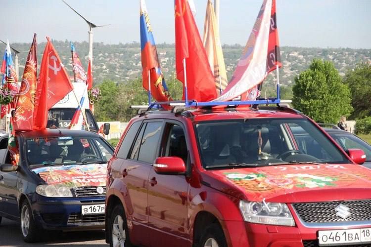Победный номер "Комсомолки", самое большое знамя в мире и "Бессмертный полк": Новороссия отметила 80-летие Победы Победный номер "Комсомолки", самое большое знамя в мире и "Бессмертный полк": Новороссия отметила 80-летие Победы