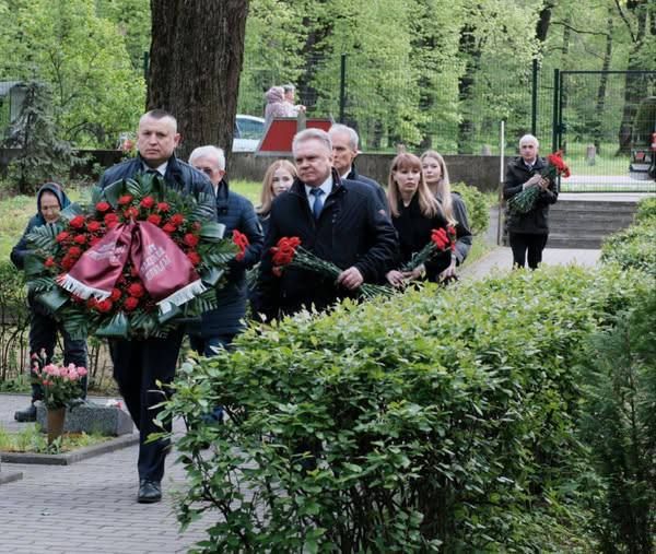 Российские дипломаты возложили цветы к мемориалам советских солдат в Риге Российские дипломаты возложили цветы к мемориалам советских солдат в Риге