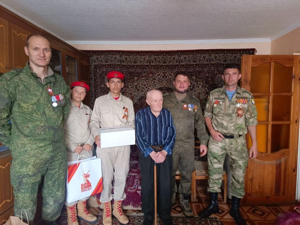 В преддверии Дня Победы юнармейцы ГБОУ "Волновахская школа №2 Волновахского м.о." Кирилл Бондарь и Максим Варуша совместно с начальником штаба Юнармии Волновахского муниципального округа Елескиным Сергеем Александровичем и... В преддверии Дня Победы юнармейцы ГБОУ "Волновахская школа №2 Волновахского м.о." Кирилл Бондарь и Максим Варуша совместно с начальником штаба Юнармии Волновахского муниципального округа Елескиным Сергеем Александровичем и...