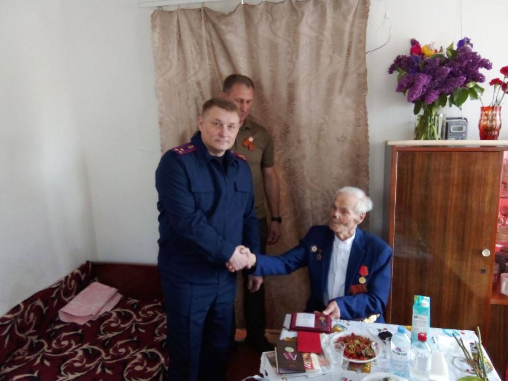 Сотрудники следственного управления СК России по Донецкой Народной Республике поздравили 35 ветеранов Великой Отечественной войны и тружеников тыла с Днем победы Сотрудники следственного управления СК России по Донецкой Народной Республике поздравили 35 ветеранов Великой Отечественной войны и тружеников тыла с Днем победы
