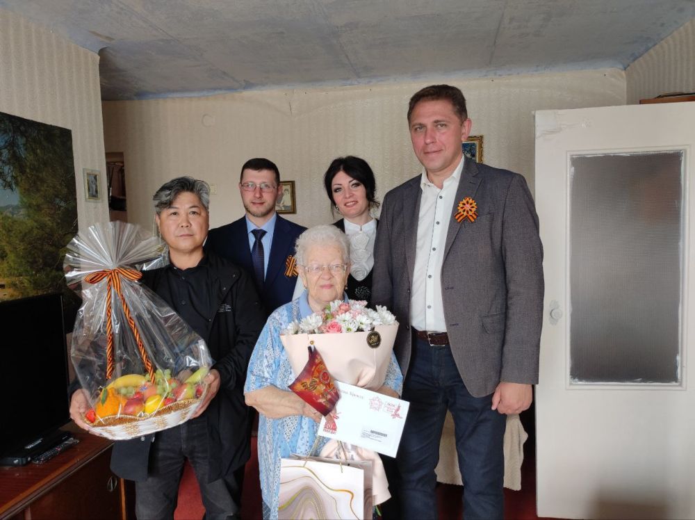 9 мая, глава городского округа Докучаевск Александр Качанов, заместитель главы администрации городского округа Докучаевск Юлия Хижняк и представители шефа-региона Якутии посетили участника боевых действий Великой... 9 мая, глава городского округа Докучаевск Александр Качанов, заместитель главы администрации городского округа Докучаевск Юлия Хижняк и представители шефа-региона Якутии посетили участника боевых действий Великой...