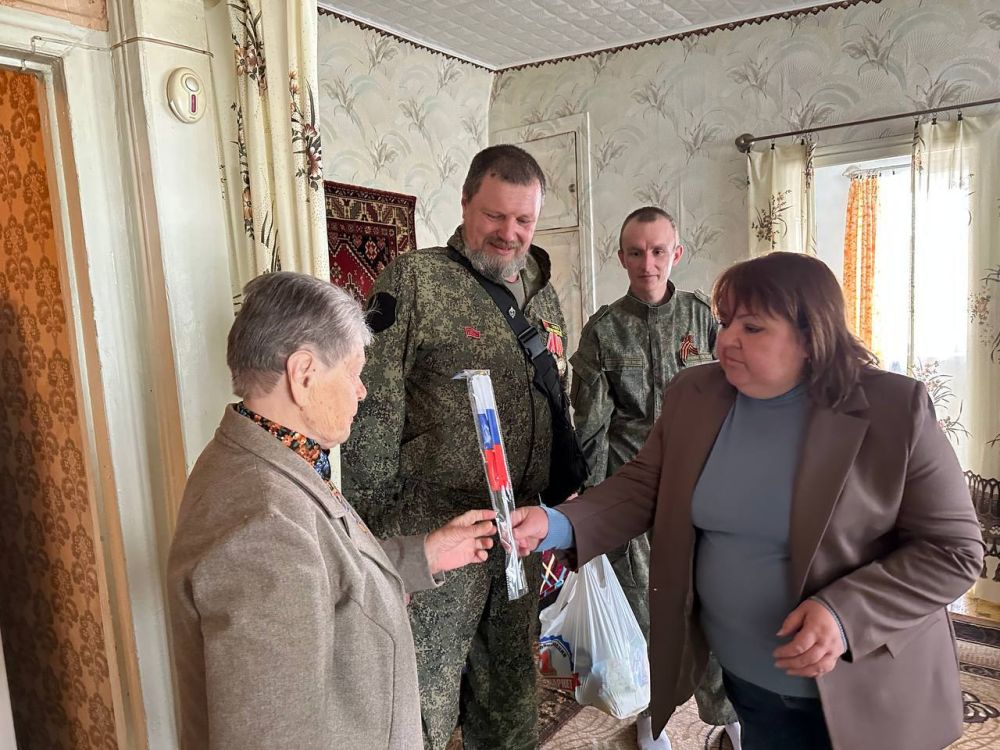 В городском округе Иловайск активная молодежь совместно с представителями администрации, а также волонтерами центра Дома Народного Единства и демобилизованными бойцами посетили на дому вдову ветерана ВОВ Гиманову Веру... В городском округе Иловайск активная молодежь совместно с представителями администрации, а также волонтерами центра Дома Народного Единства и демобилизованными бойцами посетили на дому вдову ветерана ВОВ Гиманову Веру...
