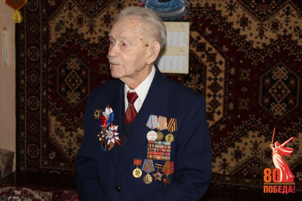 Сегодня, 9 мая, первый заместитель главы администрации городского округа Горловка Павел Калиниченко и председатель Горловского городского совета Донецкой Народной Республики первого созыва Роман Конев поздравили с 80-й... Сегодня, 9 мая, первый заместитель главы администрации городского округа Горловка Павел Калиниченко и председатель Горловского городского совета Донецкой Народной Республики первого созыва Роман Конев поздравили с 80-й...