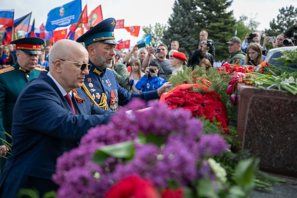 Олег Моргун: Возложением цветов к монументу Воину-освободителю на площади Ленинского Комсомола дали старт официальным торжествам по случаю 80-летия Победы Олег Моргун: Возложением цветов к монументу Воину-освободителю на площади Ленинского Комсомола дали старт официальным торжествам по случаю 80-летия Победы