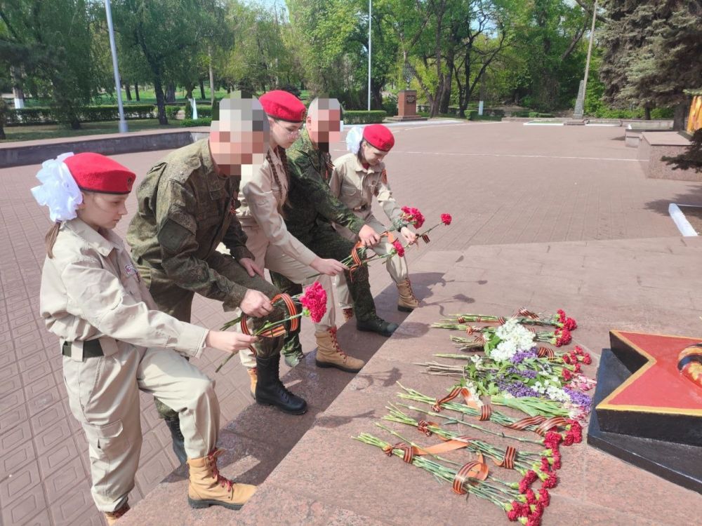 09.05.2025. Юнармейцы ВПК «Амазонки» и ВПК «КОРСА» имени Героя РФ, Героя ДНР О. С. Качуры города Горловки совместно с военнослужащими 109-го отдельного стрелкового полка, 132-й отдельной мотострелковой бригады отдали дань... 09.05.2025. Юнармейцы ВПК «Амазонки» и ВПК «КОРСА» имени Героя РФ, Героя ДНР О. С. Качуры города Горловки совместно с военнослужащими 109-го отдельного стрелкового полка, 132-й отдельной мотострелковой бригады отдали дань...