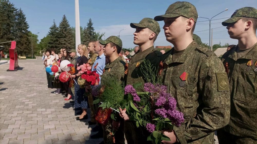 Сегодня, в день 80-летия Великой Победы, площадь Славы в Ясиноватой объединила тех, чья ежедневная работа — защищать, восстанавливать и созидать Сегодня, в день 80-летия Великой Победы, площадь Славы в Ясиноватой объединила тех, чья ежедневная работа — защищать, восстанавливать и созидать